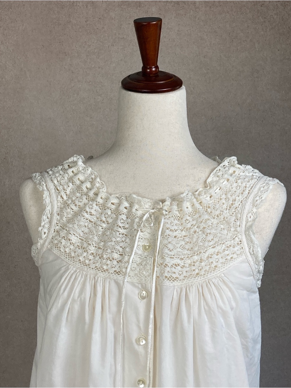 White Crocheted Lace Ribbon Yoke Button-Front Chemise, NEW - Picture 2 of 11